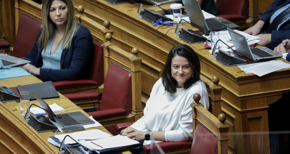 Την παραίτηση της υπουργού Παιδείας ζητά η ΟΙΕΛΕ