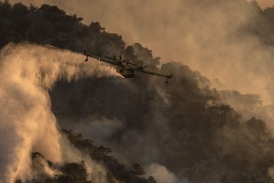 Oρατή η φωτιά από το Διάστημα, «αόρατη» για πολλά ΜΜΕ