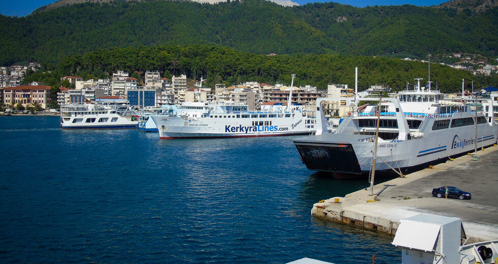 Πρώτο κύμα πωλήσεων στα λιμάνια