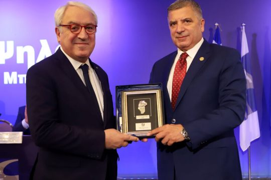1,5 εκατ. ευρώ με αγάπη στον κύριο καθηγητή