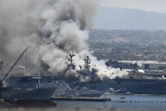 Δεκάδες τραυματίες από έκρηξη σε πολεμικό πλοίο των ΗΠΑ