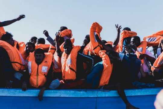 Χάος σε πλοίο εν πλω μετά από απόπειρες αυτοκτονίας μεταναστών