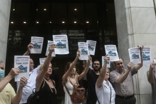 Κάτω τα χέρια από τα λεφτά μας!