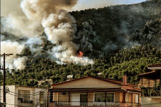 Απόγνωση με φόντο την καμένη γη και αγωνία για την επόμενη μέρα