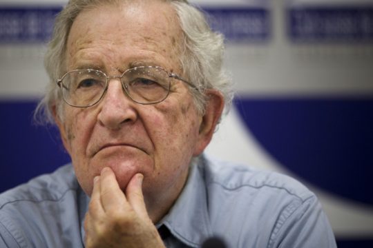 Πανηγυρική διάψευση θανάτου του Τσόμσκι – Βγήκε από το νοσοκομείο