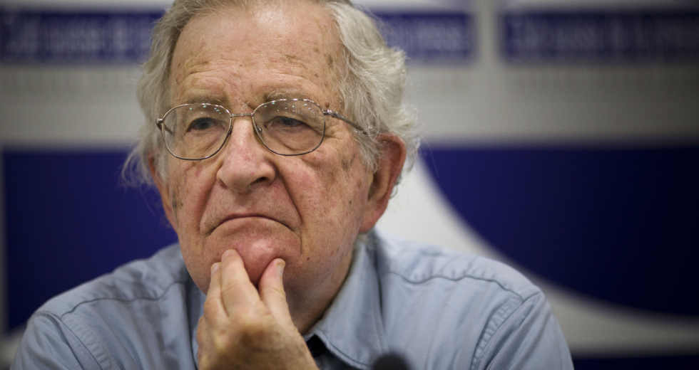 Πανηγυρική διάψευση θανάτου του Τσόμσκι – Βγήκε από το νοσοκομείο