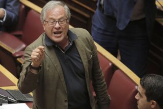 Απομονώθηκε, απολογήθηκε, παραιτήθηκε