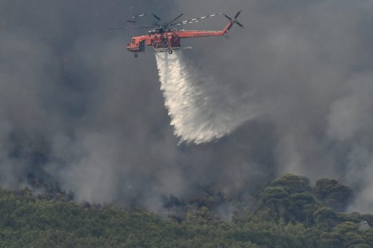 Υπό μερικό έλεγχο η πυρκαγιά στον Άγιο Νικόλαο
