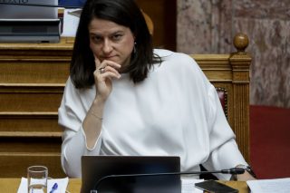 Ακάθεκτη η Κεραμέως με «κλειστά τα αυτιά»