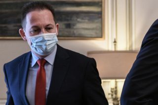 Με δύο μέτρα και δύο σταθμά