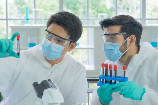 Παγκόσμιος πόλεμος για το εμβόλιο κατά του COVID-19