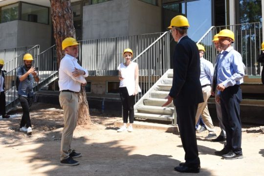 Επίσκεψη του Αμερικανού Πρέσβη στο “Anna Papageorgiou STEM Center” του Ανατόλια που κατασκευάζει η ΕΛΛΑΚΤΩΡ