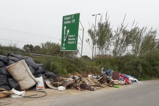 Χανιά: Κυρώσεις για όσους πετάνε απορρίμματα στην Εθνική Οδό
