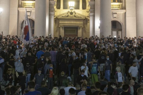 Διαδηλώσεις και επεισόδια στο Βελιγράδι για την απαγόρευση κυκλοφορίας