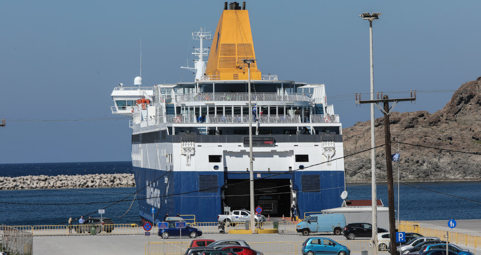 Πέρασαν χειροπέδες σε ασθενή επιβάτη επειδή αρνήθηκε έλεγχο