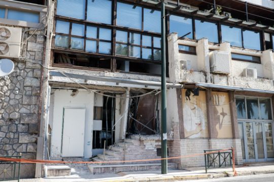 Βόμβα εξερράγη έξω από ναυτιλιακή εταιρεία στον Πειραιά