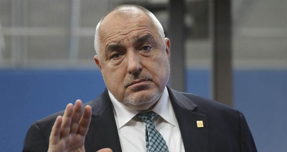 Τους βάφτισε «διεφθαρμένους» και τους… ανασχημάτισε