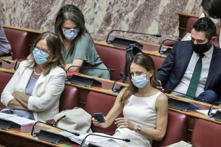 Και «ψέμα» και «διπλός εμπαιγμός» και «κλοπή»