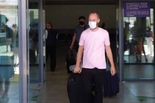 Έφτασαν οι πρώτοι Βρετανοί τουρίστες στην Κρήτη