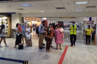 Πετάει ο κορονοϊός; Πετάει… αν είναι VIP