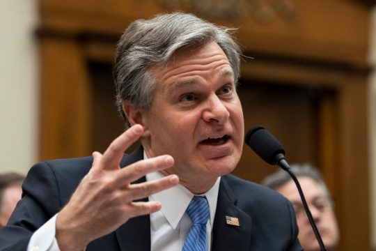Στο στόχαστρο του FBI η Κίνα, την οποία χαρακτηρίζει «μεγαλύτερο εχθρό των ΗΠΑ»