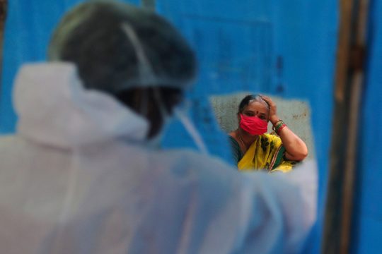 Καραντίνες, τεστ, μέτρα: Μεγαλώνει η ανησυχία από τη νέα έξαρση του κορονοϊού