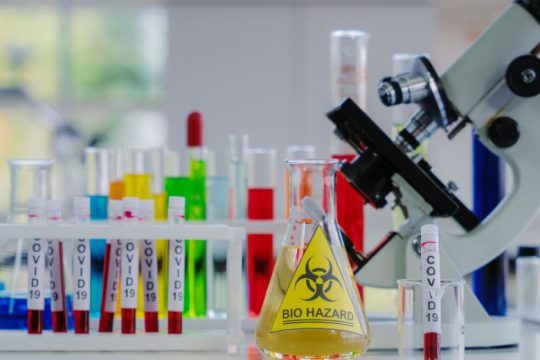 Reuters: Η Ε.Ε. διαπραγματεύεται με πέντε εταιρείες για να εξασφαλίσει εμβόλιο