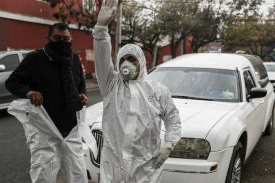 Εκατομμύρια ανά τον κόσμο επιστρέφουν σε συνθήκες lockdown
