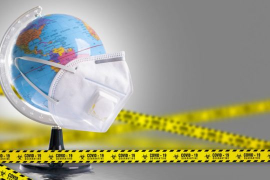Ξαναμπαίνει στα δειλά σε καραντίνα η υφήλιος