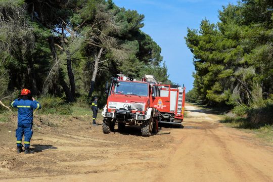 Οριοθετημένες οι πυρκαγιές σε Πέραμα και Εύβοια