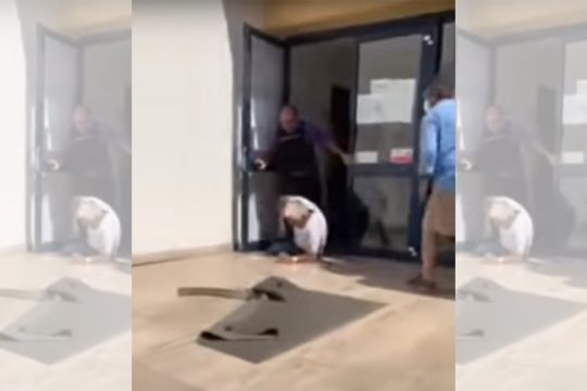 Σεκιουριτάς πέταξε με τις κλωτσιές πολίτη έξω από τον ΔΕΔΔΗΕ