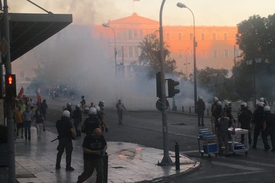 Βουλή: Μέσα απαγόρευση διαδηλώσεων, έξω αστυνομική καταστολή