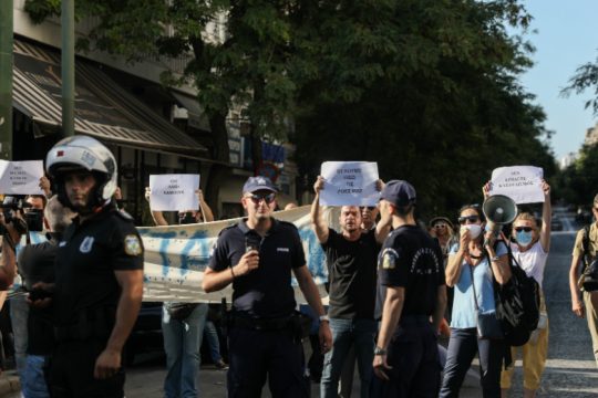 Έδιωξαν τους αντιφασίστες, έβαλαν τους ρατσιστές στην πλατεία Βικτωρίας