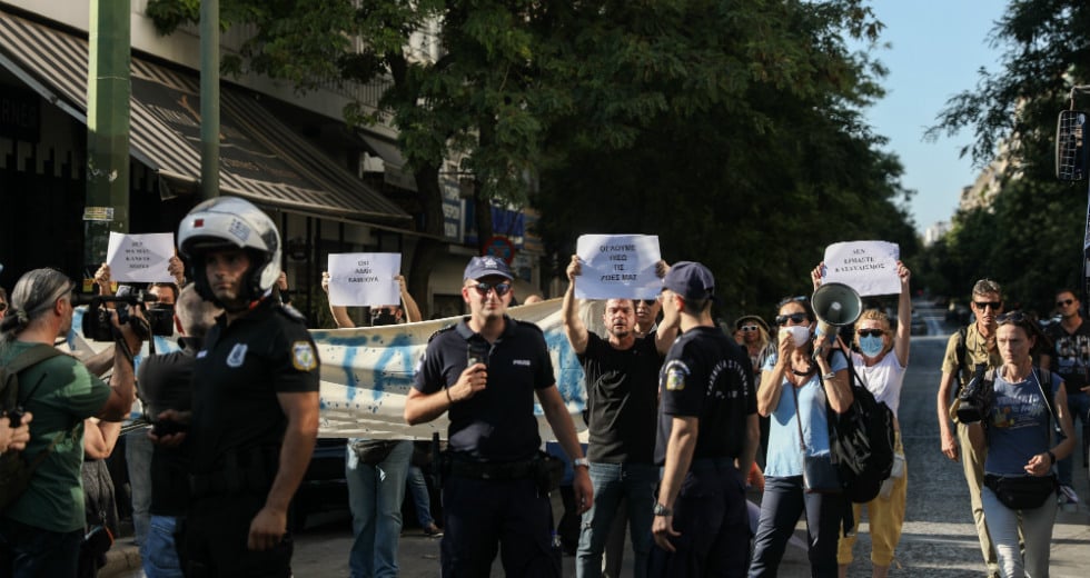Έδιωξαν τους αντιφασίστες, έβαλαν τους ρατσιστές στην πλατεία Βικτωρίας