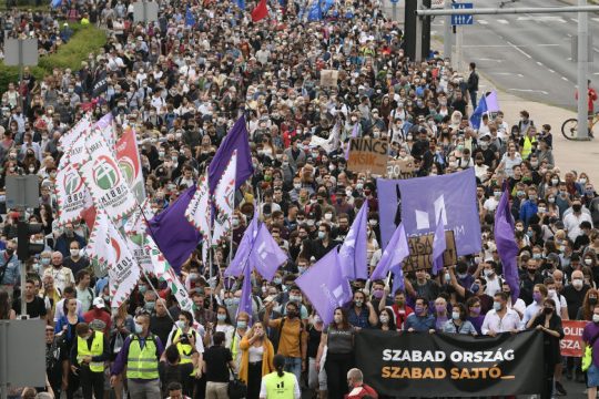 Δεκάδες ηχηρές παραιτήσεις δημοσιογράφων και διαδήλωση κατά του Όρμπαν