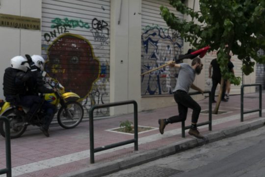 «Φυτεύουν» μολότοφ σε διαδηλωτή; 