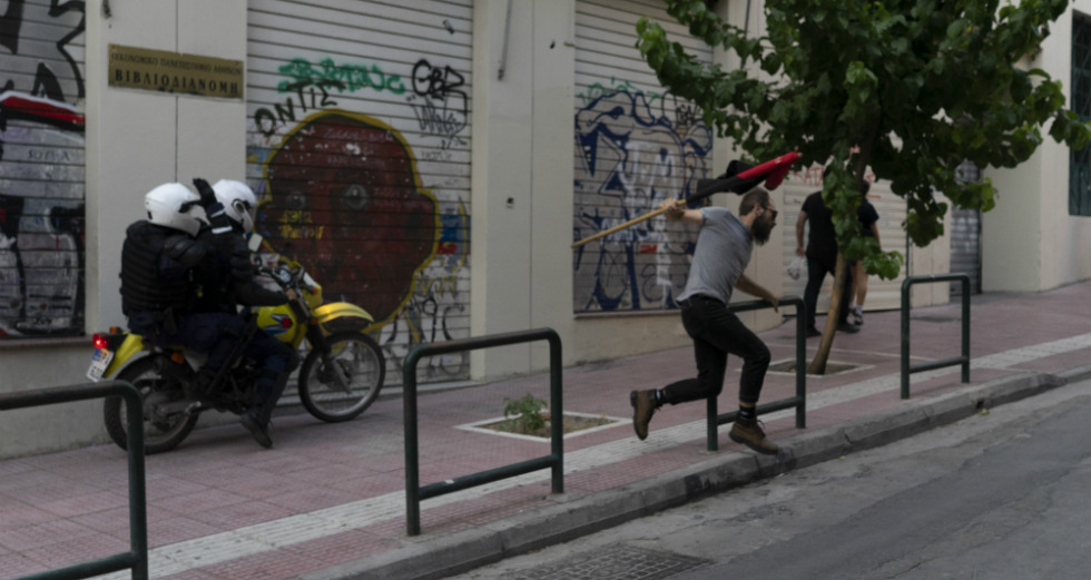 «Φυτεύουν» μολότοφ σε διαδηλωτή;