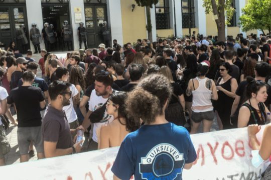 Πλήθος κόσμου στο πλευρό των εννιά συλληφθέντων διαδηλωτών