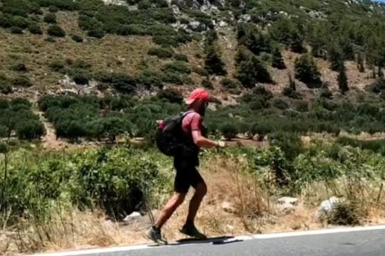 Διασχίζει τρέχοντας την Κρήτη ενάντια σε ανεμογεννήτριες και εξορύξεις