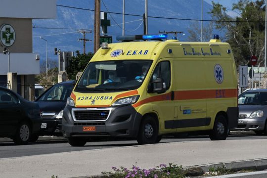 Πτώμα άνδρα με τραύμα στο κεφάλι σε παραλία του Κορινθιακού