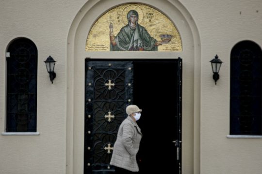Συστάσεις από την Εκκλησία για μάσκα, την ώρα που αλλού καθίσταται υποχρεωτική