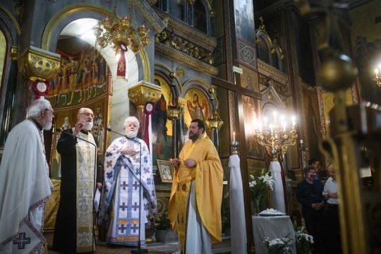 Στους πιστούς δεν κολλάει ο ιός;