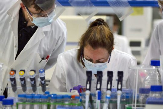 Προχωρούν οι έρευνες για εμβόλια, παρά τις… επιθέσεις από χάκερ