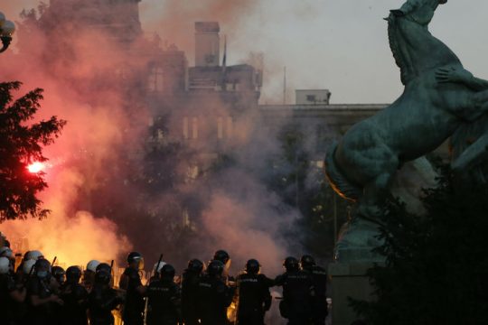 Άλλη μια νύχτα έντασης στο Βελιγράδι παρά την υπαναχώρηση για γενικό lockdown