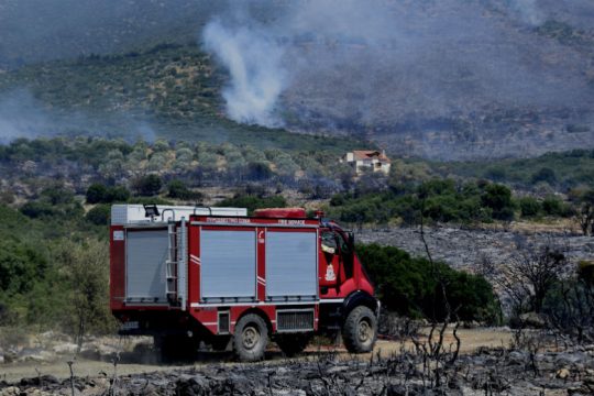 Φωτιά στις Σπέτσες, οριοθετήθηκε στην Επίδαυρο, καλή η εικόνα στη Μεσσηνία