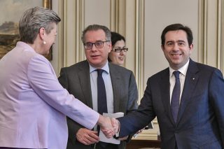 Εκτός ευρωπαϊκής χρηματοδότησης τα μυστικά κονδύλια Μηταράκη, λέει η Γιόχανσον