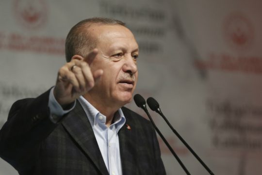 Ο Ερντογάν φιμώνει το διαδίκτυο, η λίρα κατρακυλά