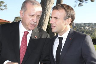 Απ’ τ’ αυτί και… στις Βρυξέλλες πάει ο Μακρόν τον Ερντογάν
