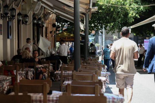 Αίρεται το πλαφόν των έξι ατόμων ανά τραπέζι σε καφέ και εστιατόρια