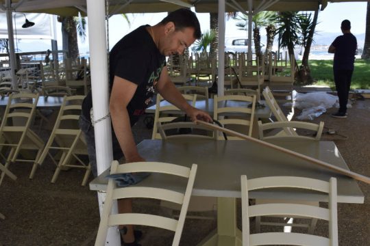 Παράταση στις αναστολές συμβάσεων εργασίας για εστίαση, πολιτισμό, αθλητισμό